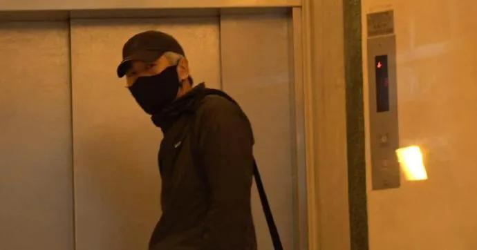 许绍雄凌晨去世，周润发来晚了，他的背影都是悲伤，佘诗曼没遗憾