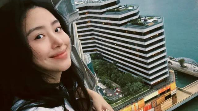 杨采钰晒产后美照，被扒出在高端的月子中心，有些憔悴与疲惫