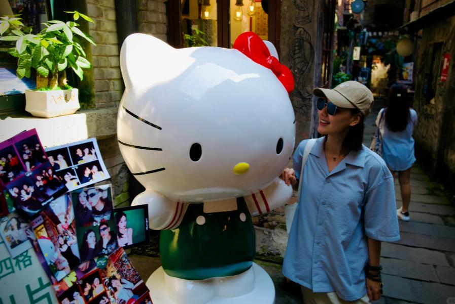 央视42岁王冠上海豪宅曝光，三层别墅带俩院子，新婚一年生活滋润