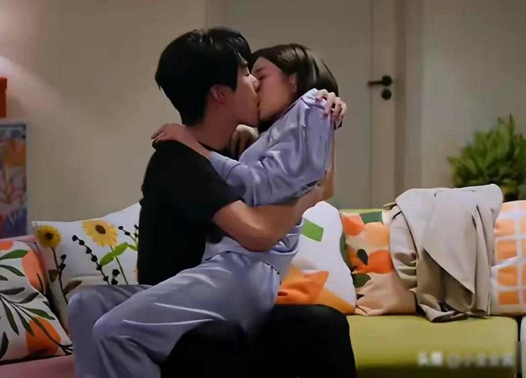 拉扯升级！知情人爆陈妍希爸爸送陈晓二手衣服，网友：太膈应