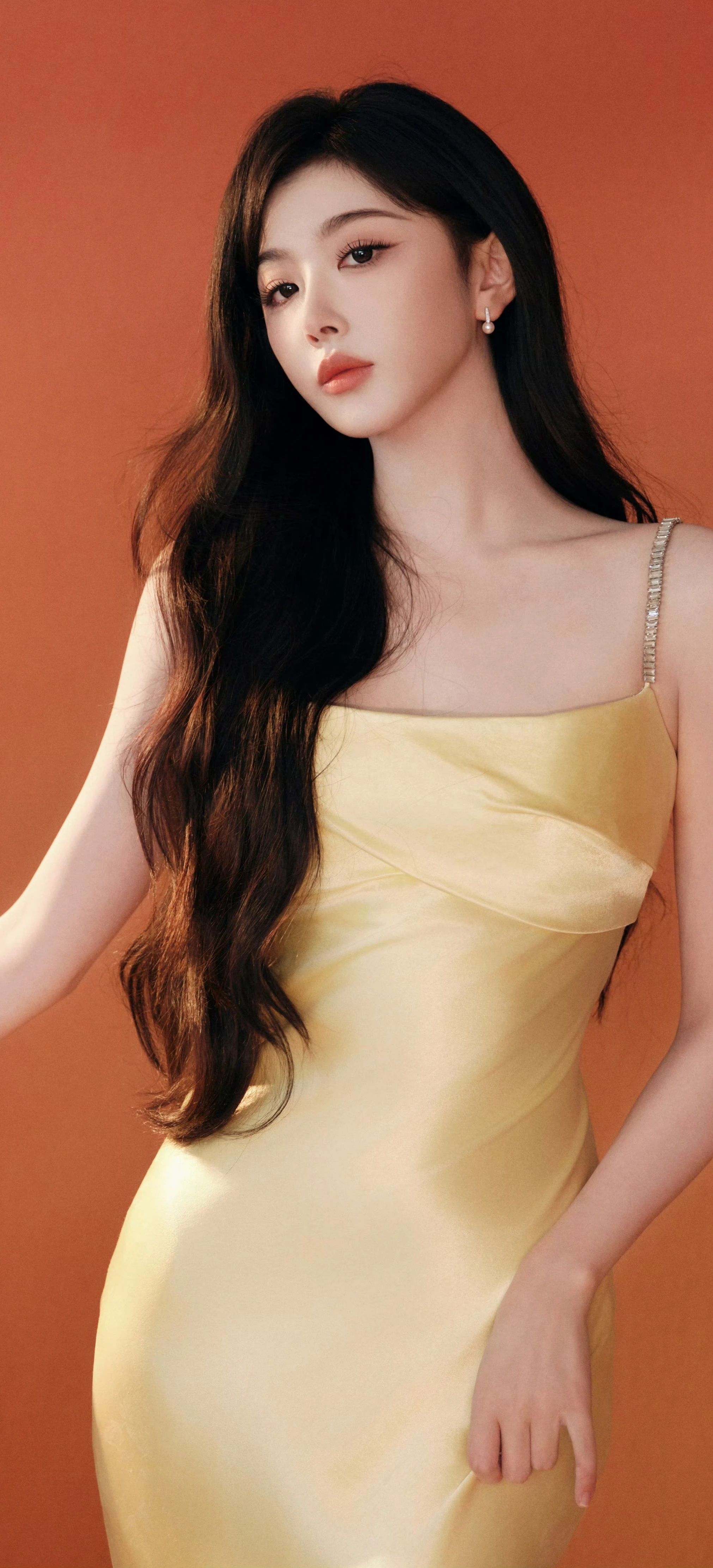 孔雪儿壁纸｜明艳黄色长裙，点亮你的屏幕