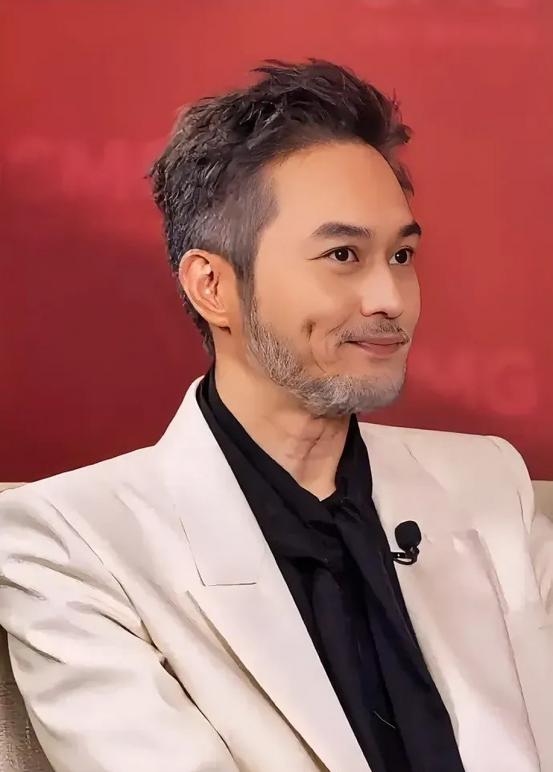 香港知名男星内地节目掩面而泣，坦言力不从心想退休，被妻子驳回