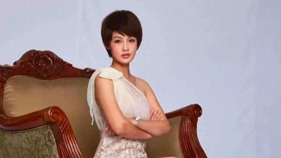 李沁18岁旧照流出，胶原蛋白与腿上淤青引关注