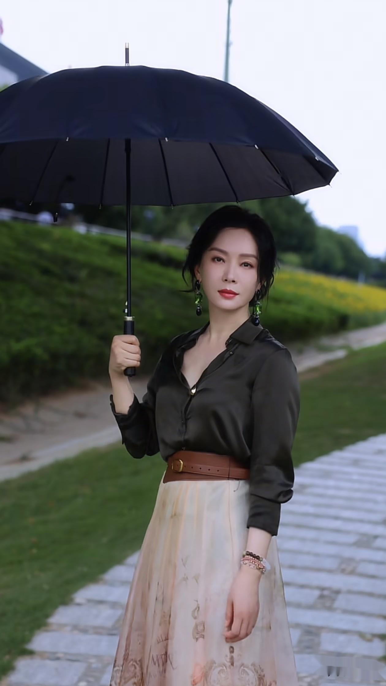 48岁陈数秋季穿搭：衬衫+半身裙，减龄又高级，美得像30岁