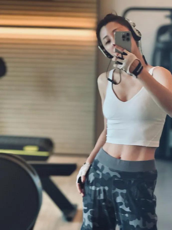 43岁殷桃的“豪宅”火了,屋内屋外种满花草,犹如世外桃源,真美