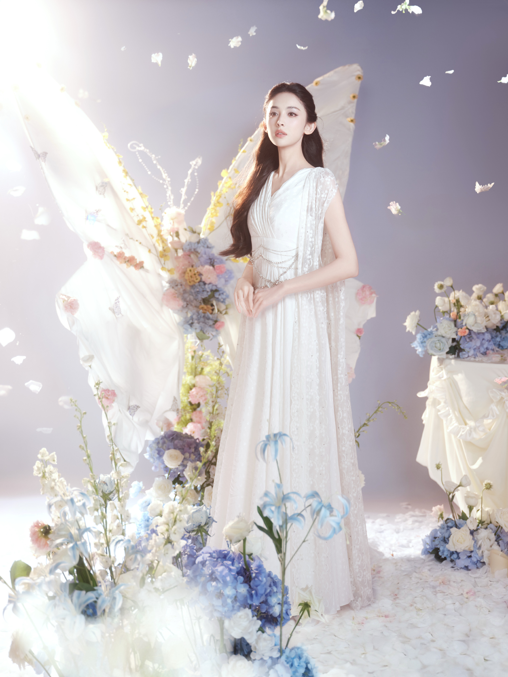 古力娜扎美得让人心动，仿佛连空气都弥漫着仙气