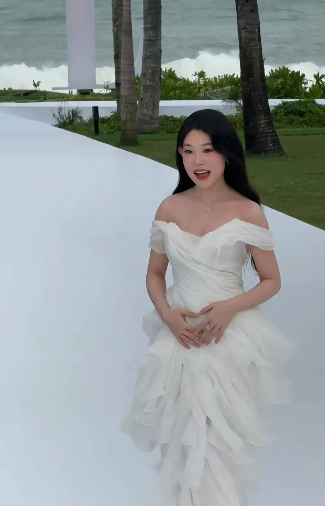 沈佳润第一次走红毯,一袭白纱裙明媚优雅,红毯走过头了反应好萌