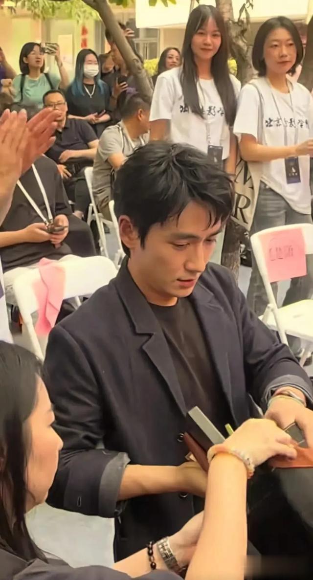 黄渤、朱一龙现身北影领奖，朱一龙看到恩师，赶忙小跑上前问候