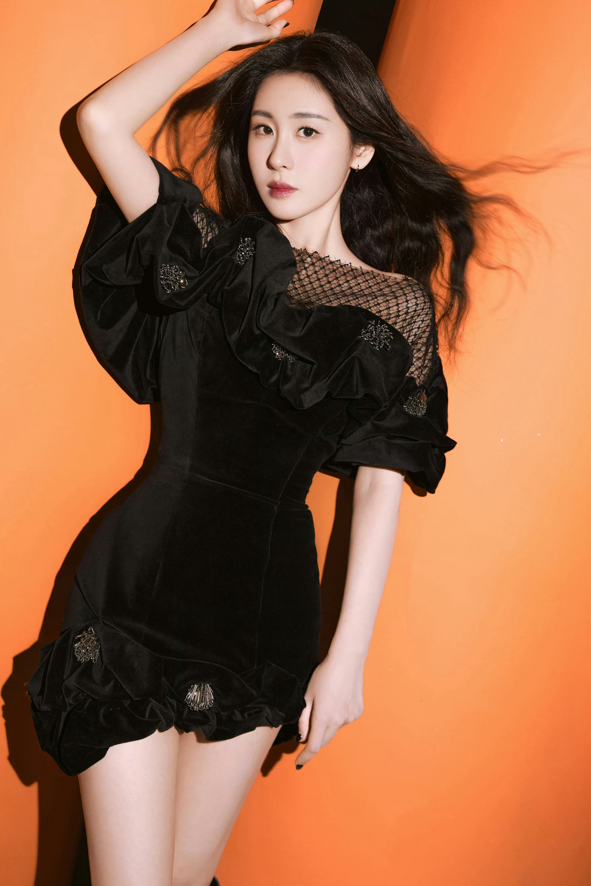 张碧晨黑裙里的骨相美