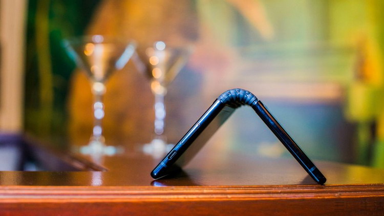 鑲鉆小折疊，讓我們想起了國產手機的“至暗時刻”