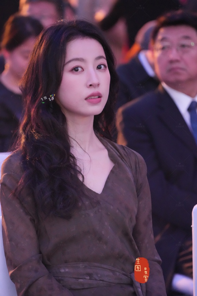 周雨彤推介发布会颜值暴击，吹弹可破的皮肤绝了