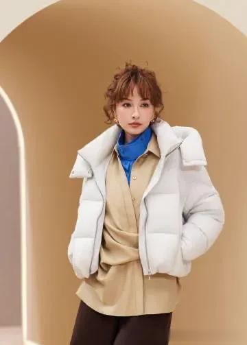 被吴昕的衣品折服！穿短款羽绒服+棕色毛呢短裤，时髦洋气又高级