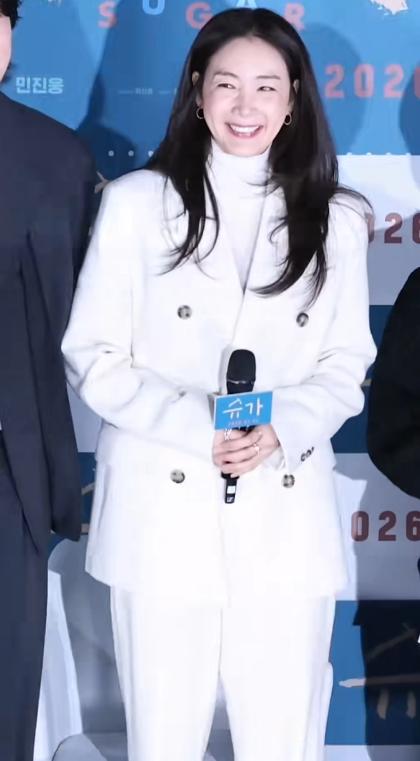 老了也是法拉利！50岁崔智友和45岁董洁一身白衣，各有各的高级