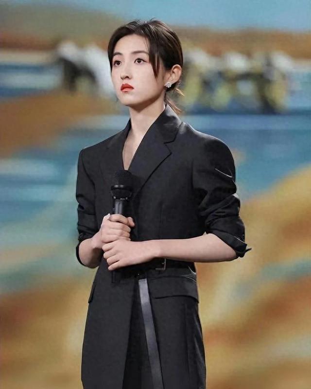 蜕变的张子枫:破茧成蝶,绽放多元光彩