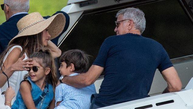 乔治·克鲁尼夫妇科莫湖奢华待客，好莱坞众星游艇赴宴享午餐