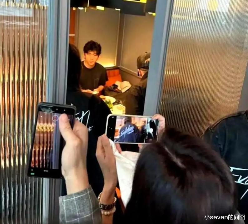 谢霆锋大儿子谢振轩被曝恋爱，与女生穿情侣衫被扒，父亲疑似支持