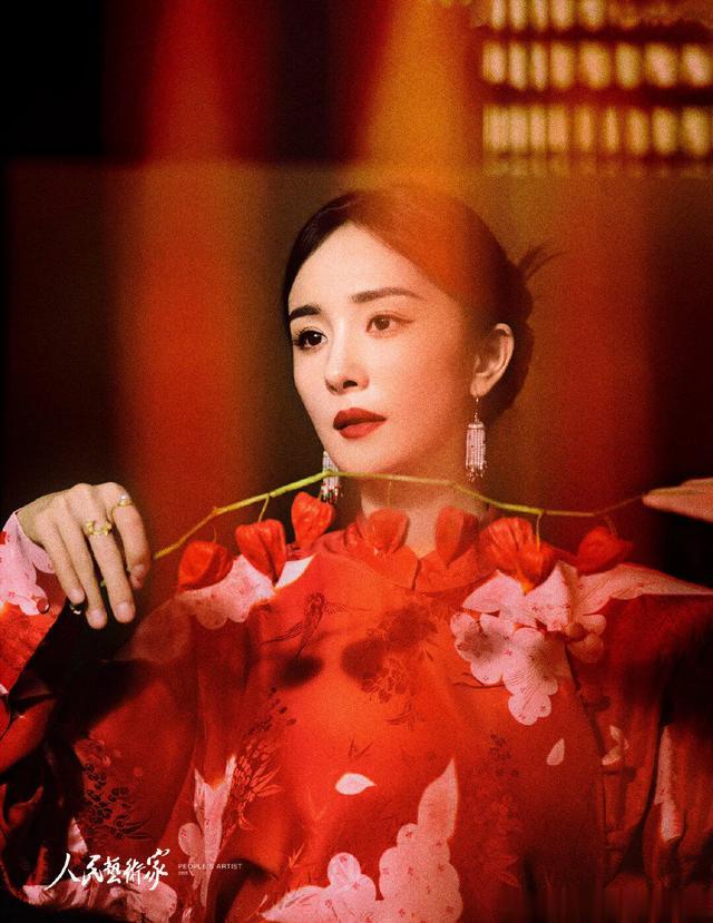 杨幂登上官媒杂志封面,她撑油纸伞在隆福寺拍照,她穿红色旗袍美