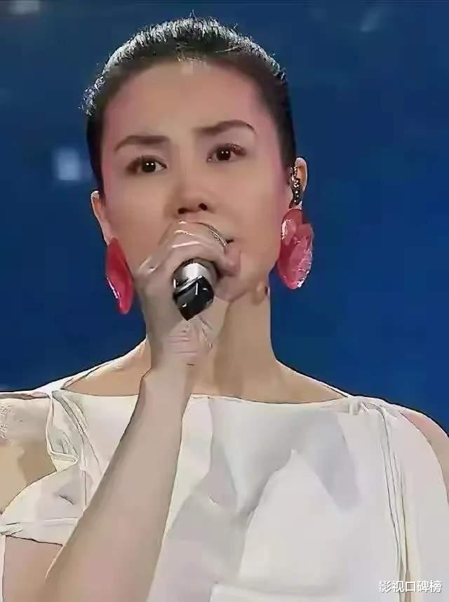 王菲最新广告花絮曝光，穿大露背连衣裙撞脸那英，56岁状态很好