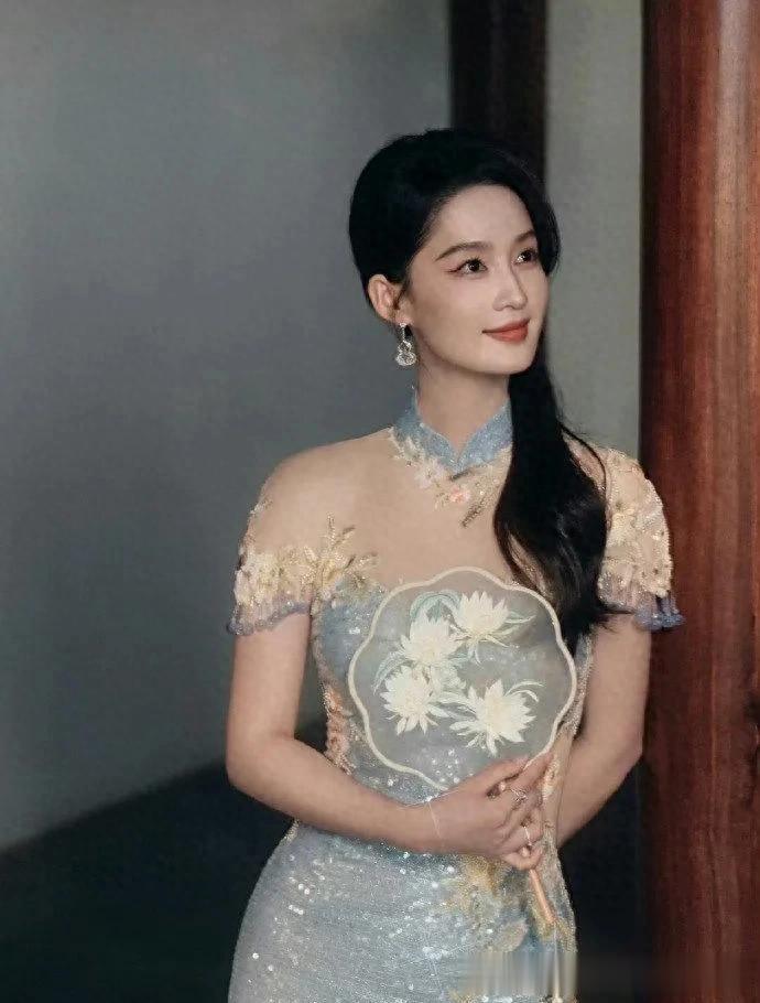 李沁“好身材”严重被低估！蓝色亮片新中式裙静谧优雅，花样美貌