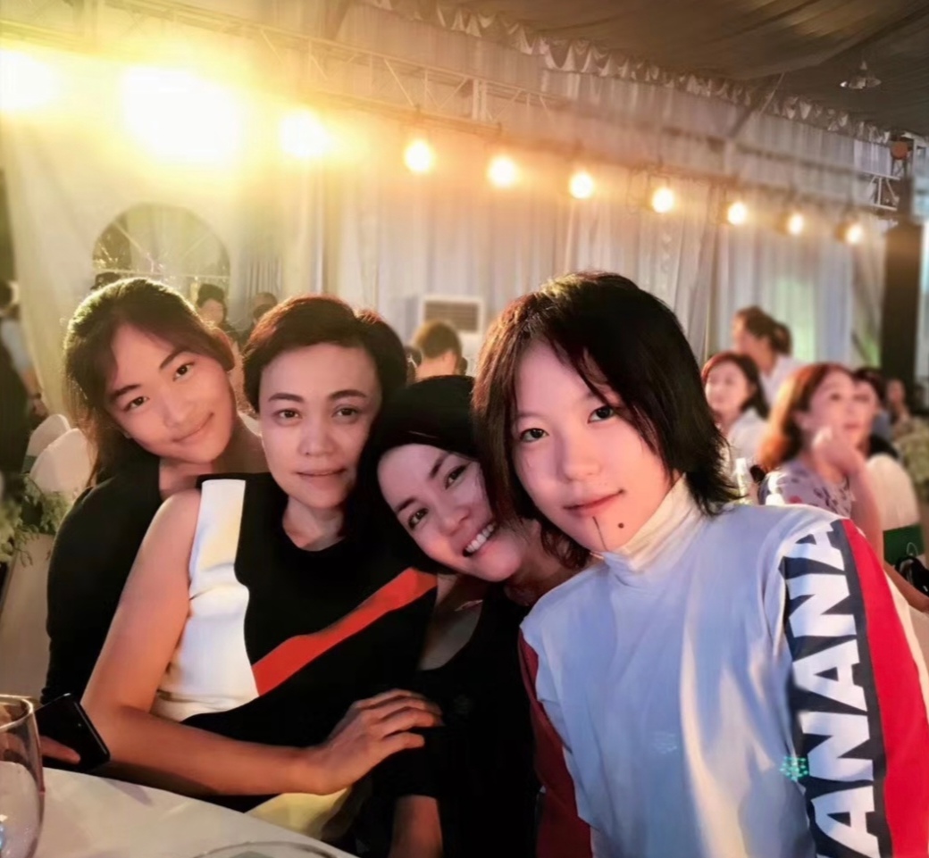 前工作人员晒嫣然晚宴照，离婚4年的王菲李亚鹏同框，关系很融洽