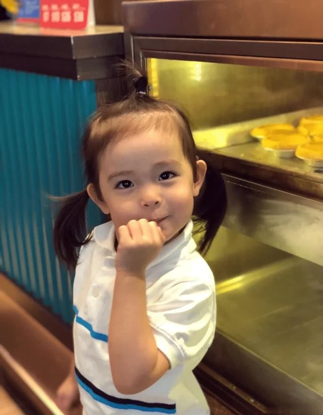 尔冬升女友罕见现身,父亲节晒一家合照,对女儿她爹唤“大叔”