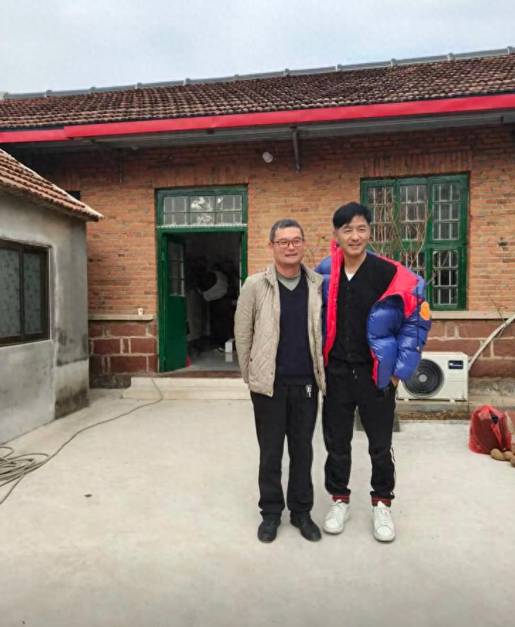 程莉莎回婆家逛大集,买3元一袋米花筒物价低,当街大口吃大馒头