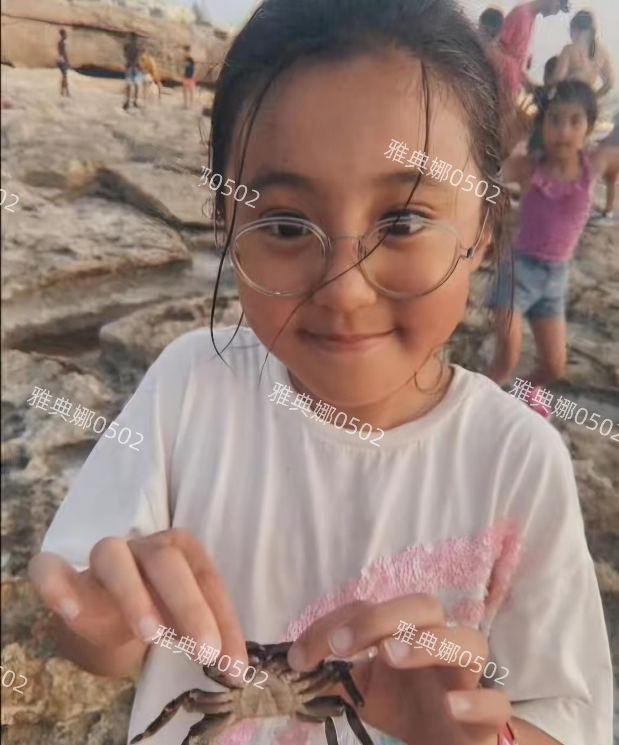 贾静雯的女儿咘咘跟她小时候长得简直一模一样，母女俩太像了!