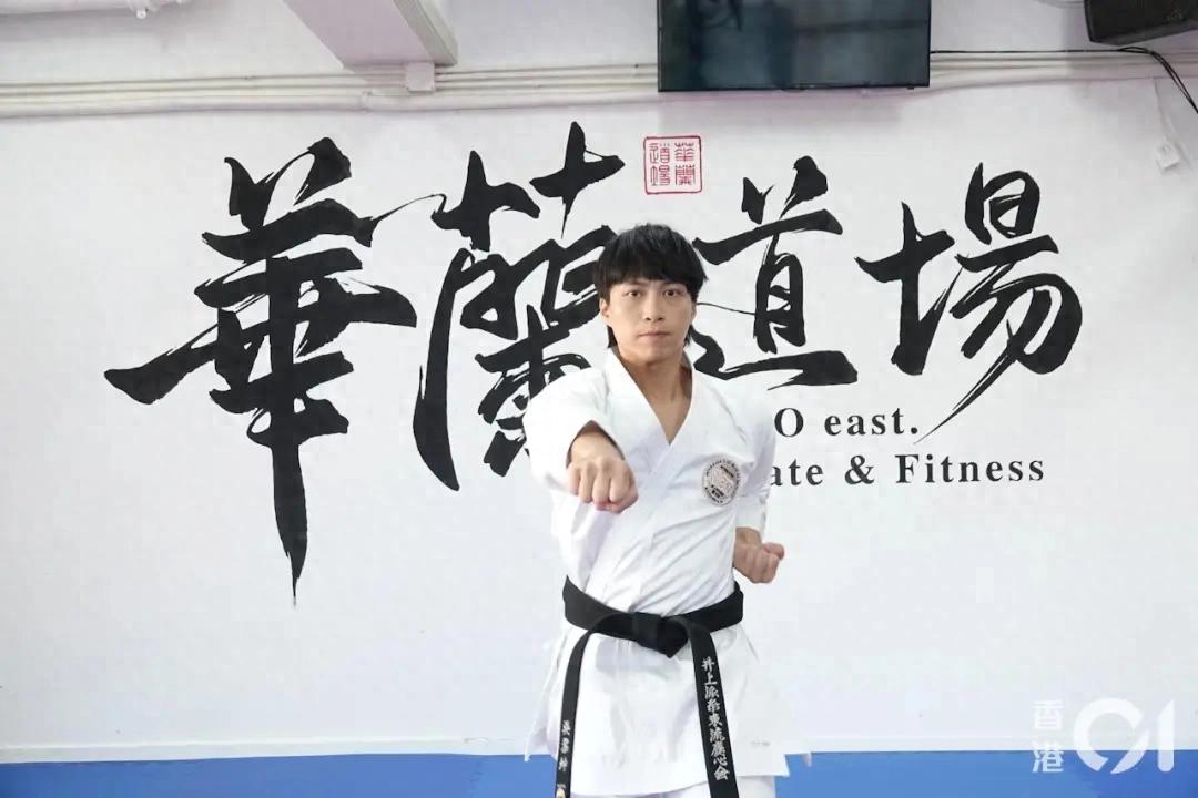 35岁TVB男歌手自爆演出曾被黑粉竖中指,与日籍太太婚后相处稳定