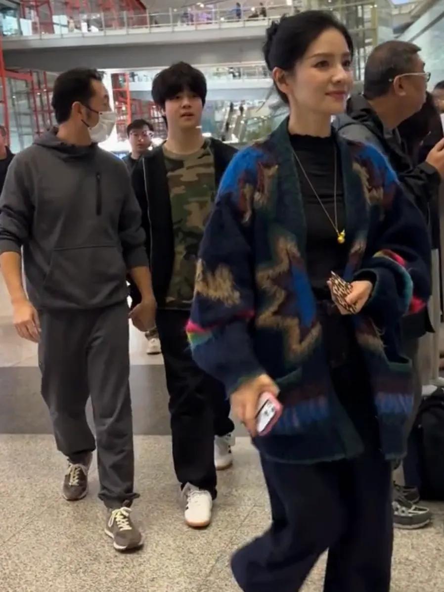 胡可沙溢接机俩儿子,安吉鱼儿英国读书放假回国,兄弟俩比爸爸高