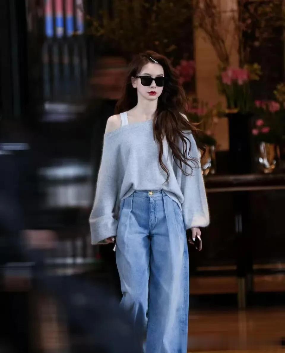 戚薇会穿是数一数二的！蕾丝肩带毛衣+阔腿裤，时髦又减龄！