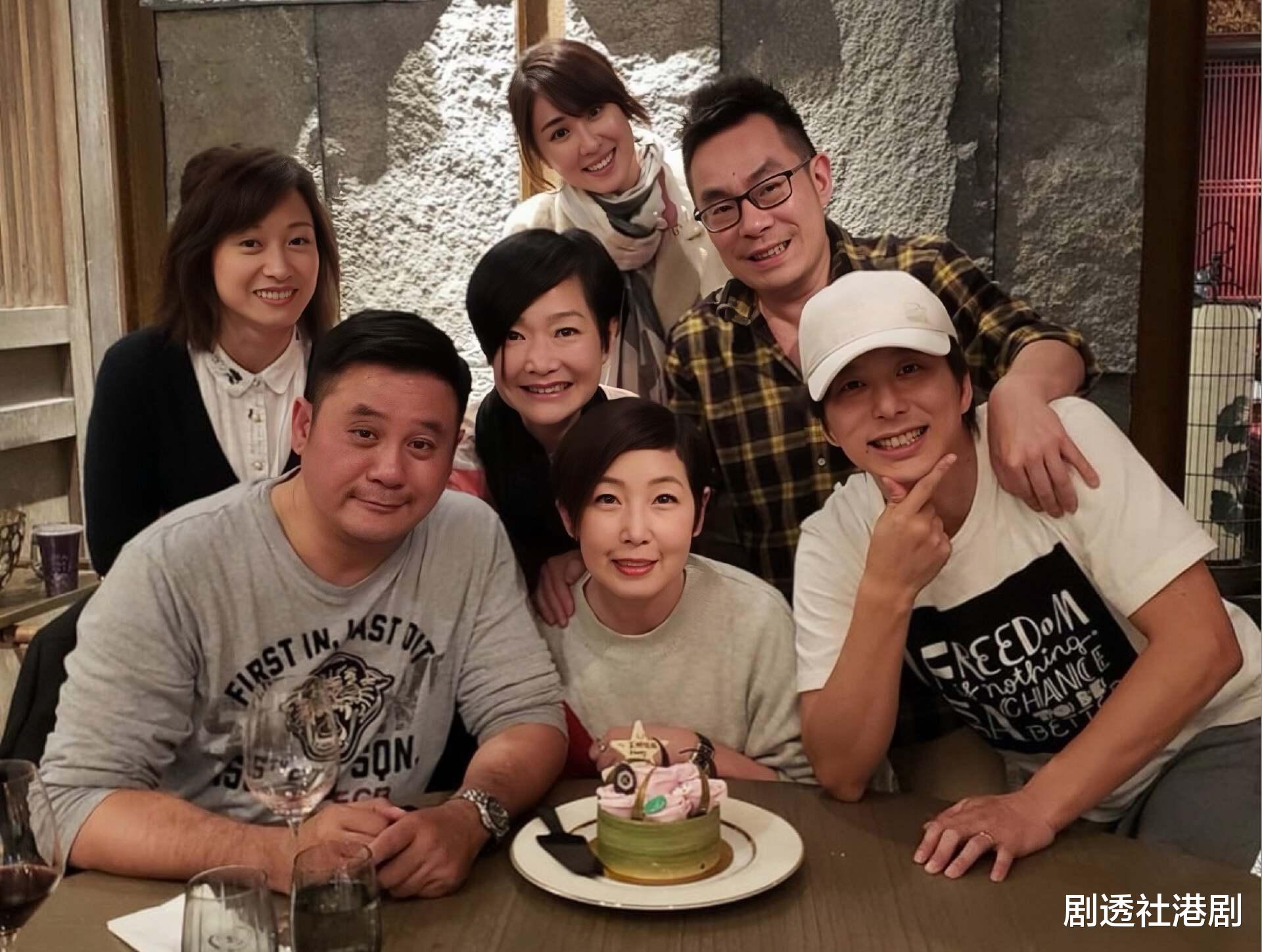 香港知名女星人设突然崩塌，摆地摊还房贷，多次拒绝男友求婚