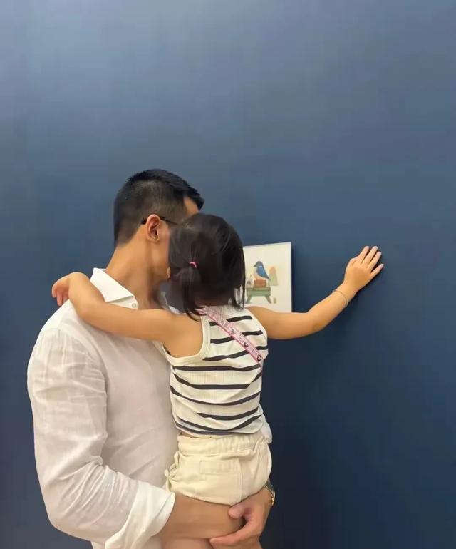 朱珠一家三口看画展，她身上这条连衣裙特好看，没想到价格也美丽