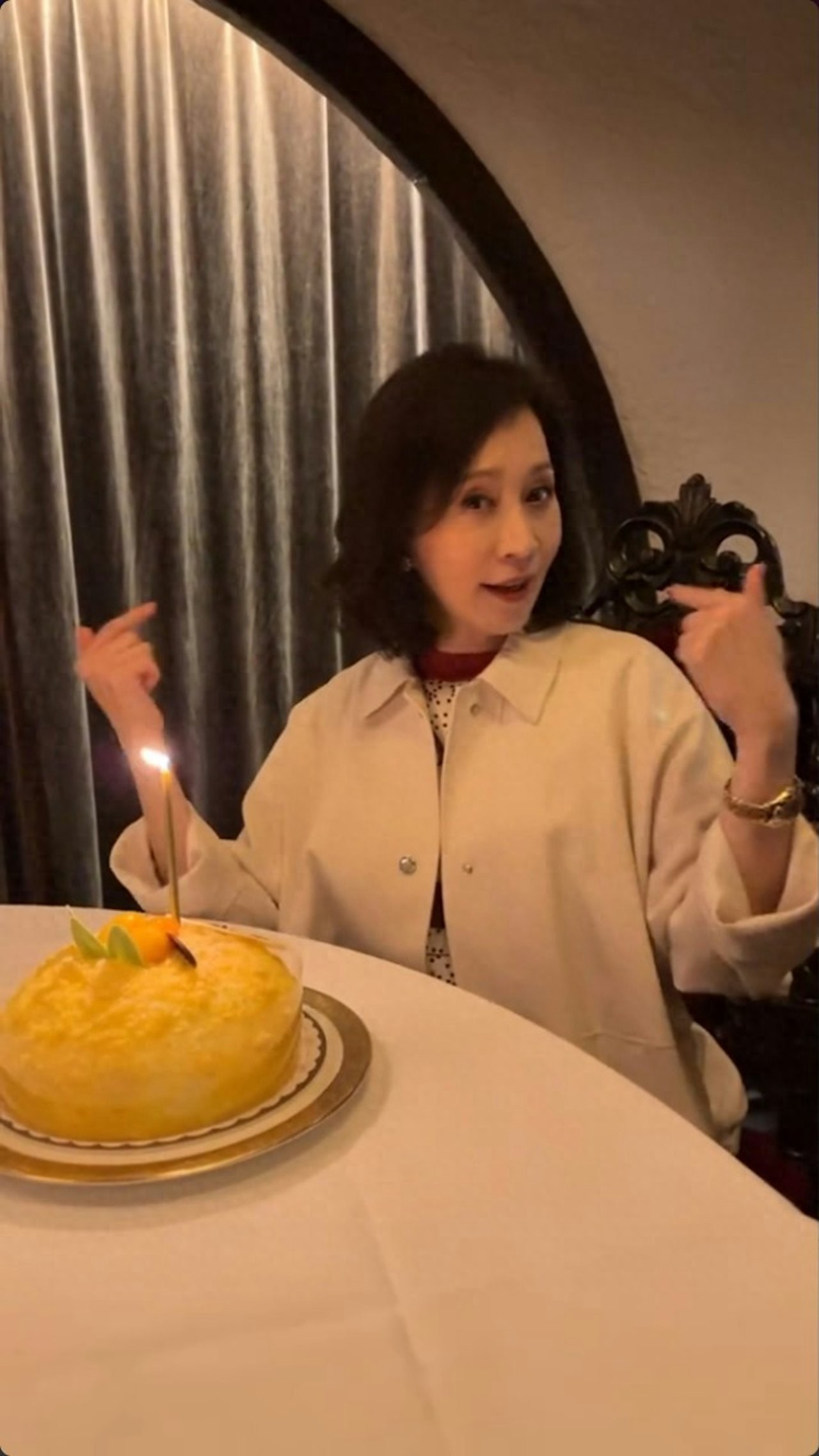 顾纪筠与继子在家过63岁生日，两人喝酒庆祝，生活了22年感情融洽