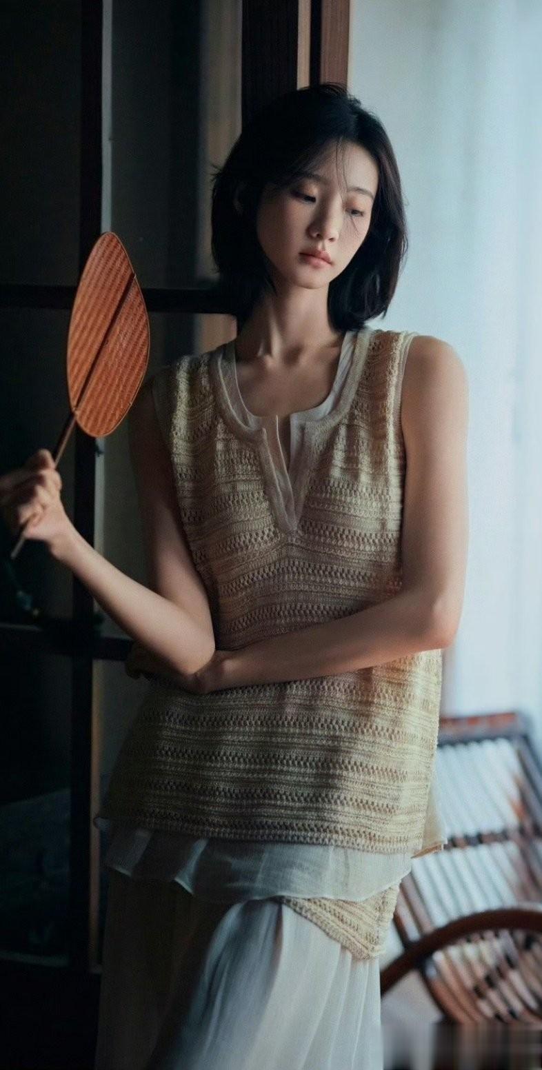 张艺凡国风写真释出｜清冷感与复古风碰撞，每一帧都是电影质感