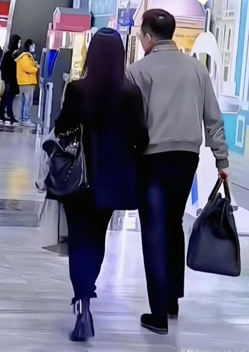 玥儿长又高了,汪小菲说:马筱梅与女儿差不多高,两人情同姐妹