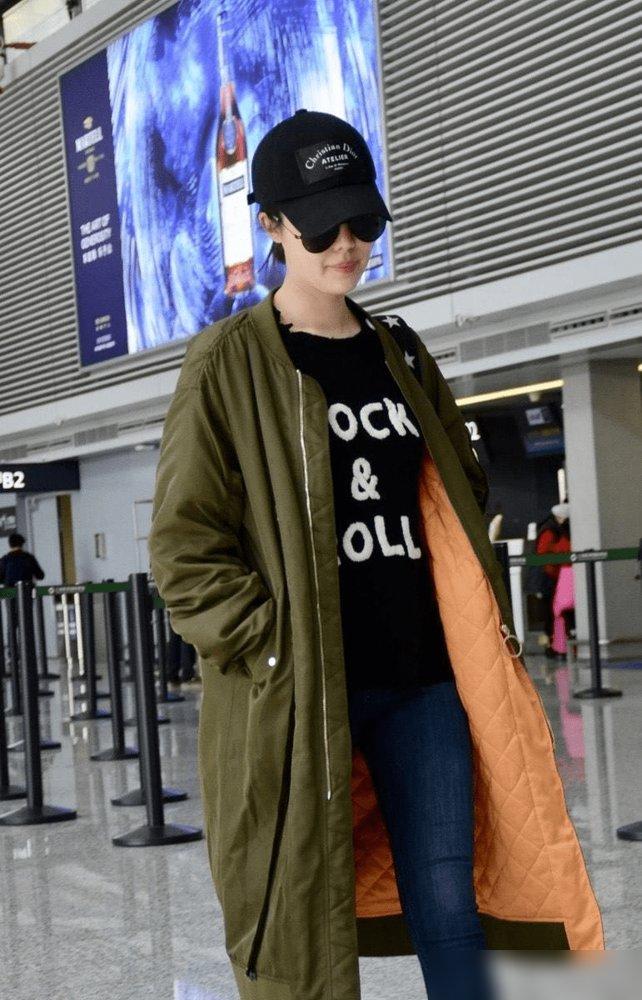 71岁王石携小30岁娇妻走机场,田朴珺穿长夹克显年轻,两人像父女