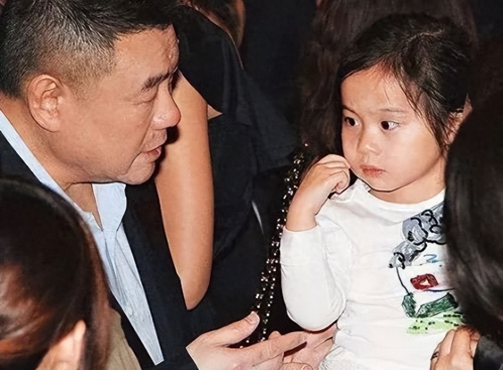 甘比17岁女儿：一脸富态，越长越像刘銮雄，比两个异母姐姐有福气