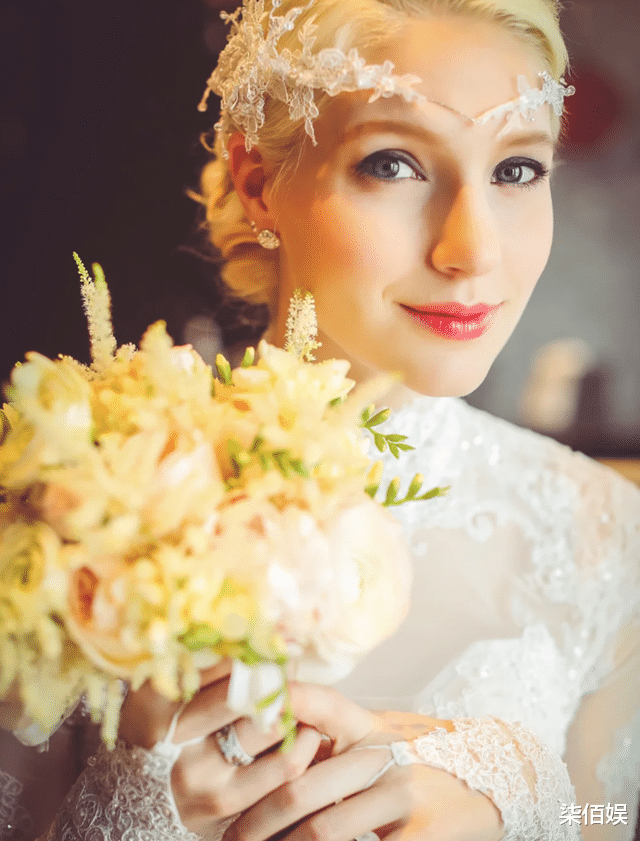 撒贝宁随李白回加拿大探亲，俩人带着龙凤胎闲逛，都不上班好悠闲