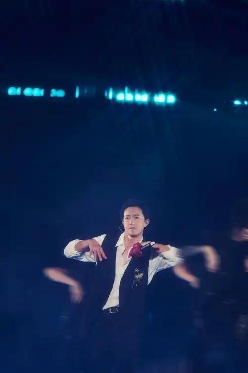 41岁舞都跳不动还开演唱会捞金，本想回馈粉丝，全网却恶评如潮