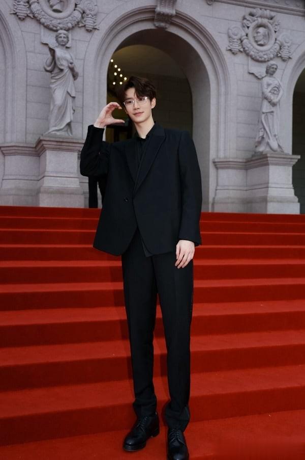 9位身高逆天男星！ 狙击蝴蝶》周柯宇没输张凌赫，这位比刘宇宁高