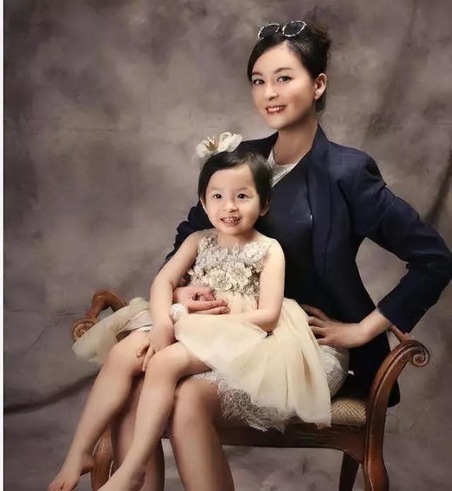 “最干净女演员”被富商苦追10年才嫁,如今和女儿被宠如宝