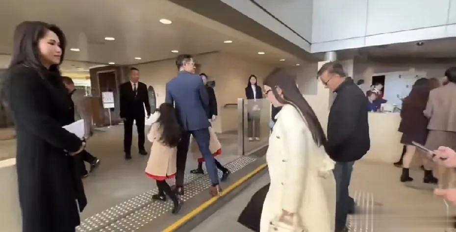 郭富城一家六口看赛马，方媛三胎后首露面，姐妹俩穿同款超吸睛