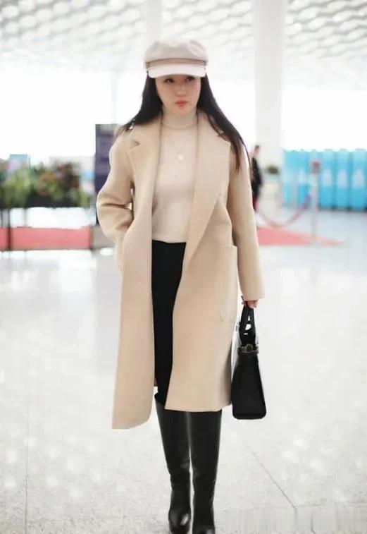 杨钰莹个子小但很会穿！米色大衣配长筒靴，穿出165cm既视感！