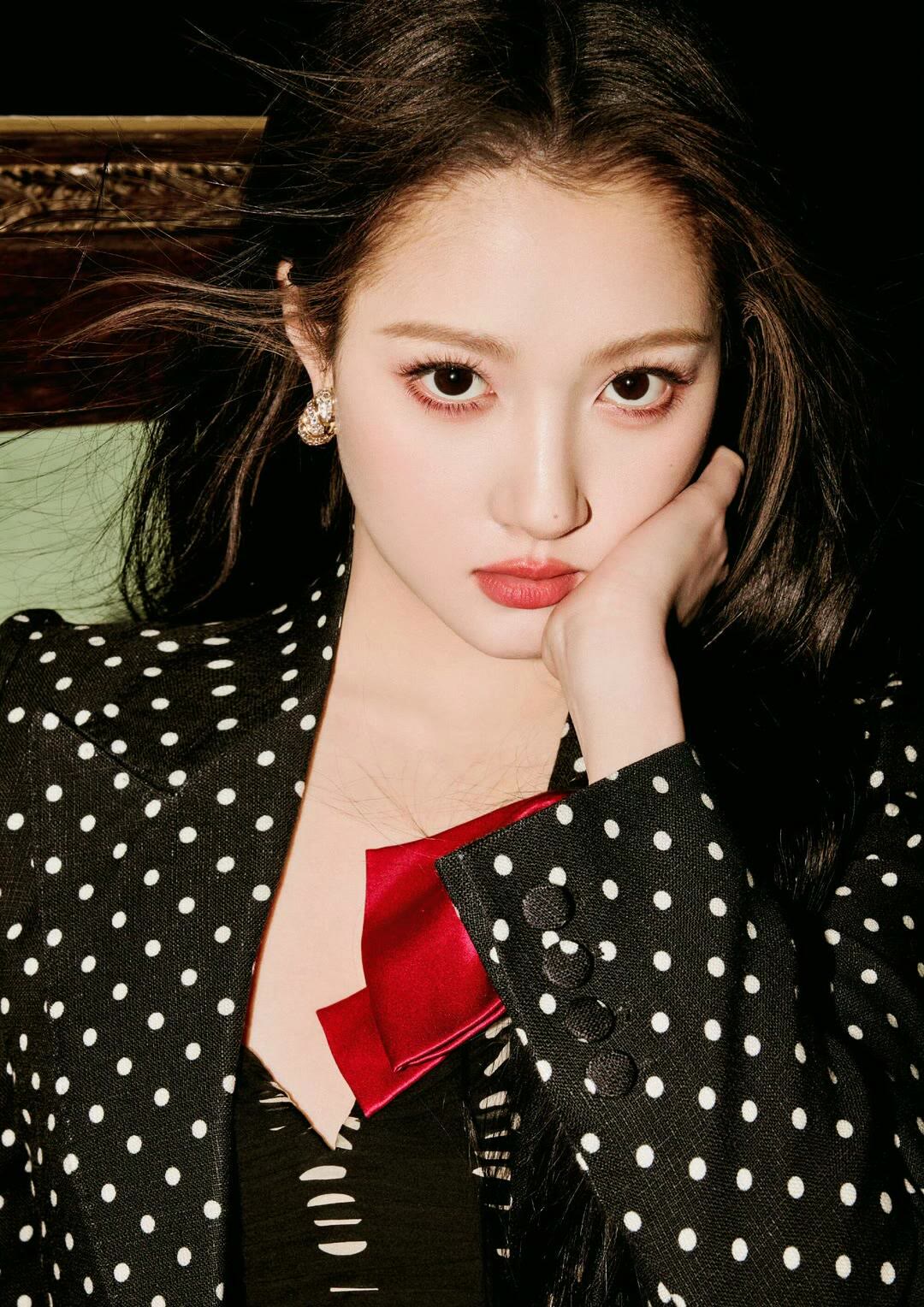 关晓彤深夜健身被偶遇!172cm长腿穿瑜伽裤,素颜状态美到认不出