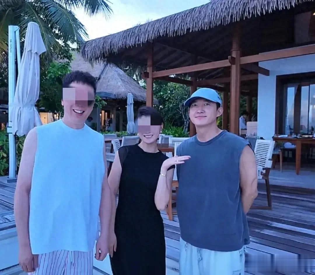 王阳夫妇马尔代夫度假，同框任重一家，高斯状态竟被孙骁骁比下去