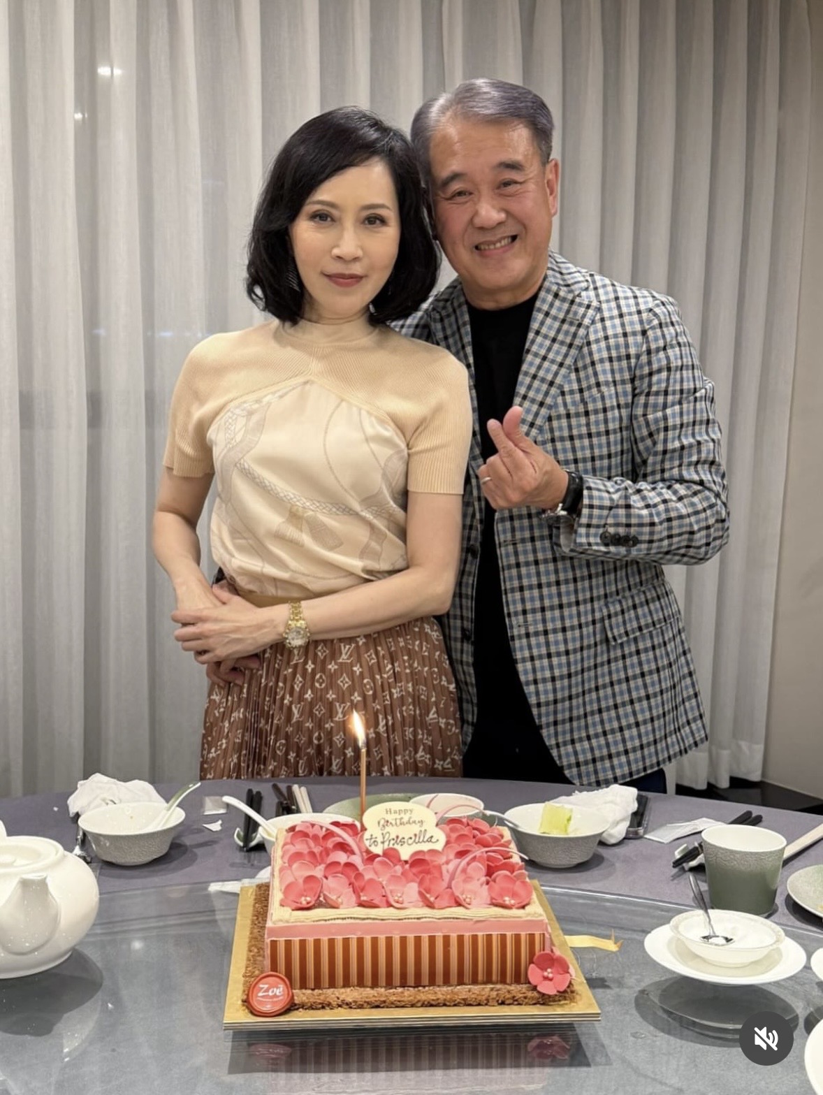 顾纪筠庆祝63岁生日,同框大9岁丈夫站姿优雅,二婚22年仍很恩爱