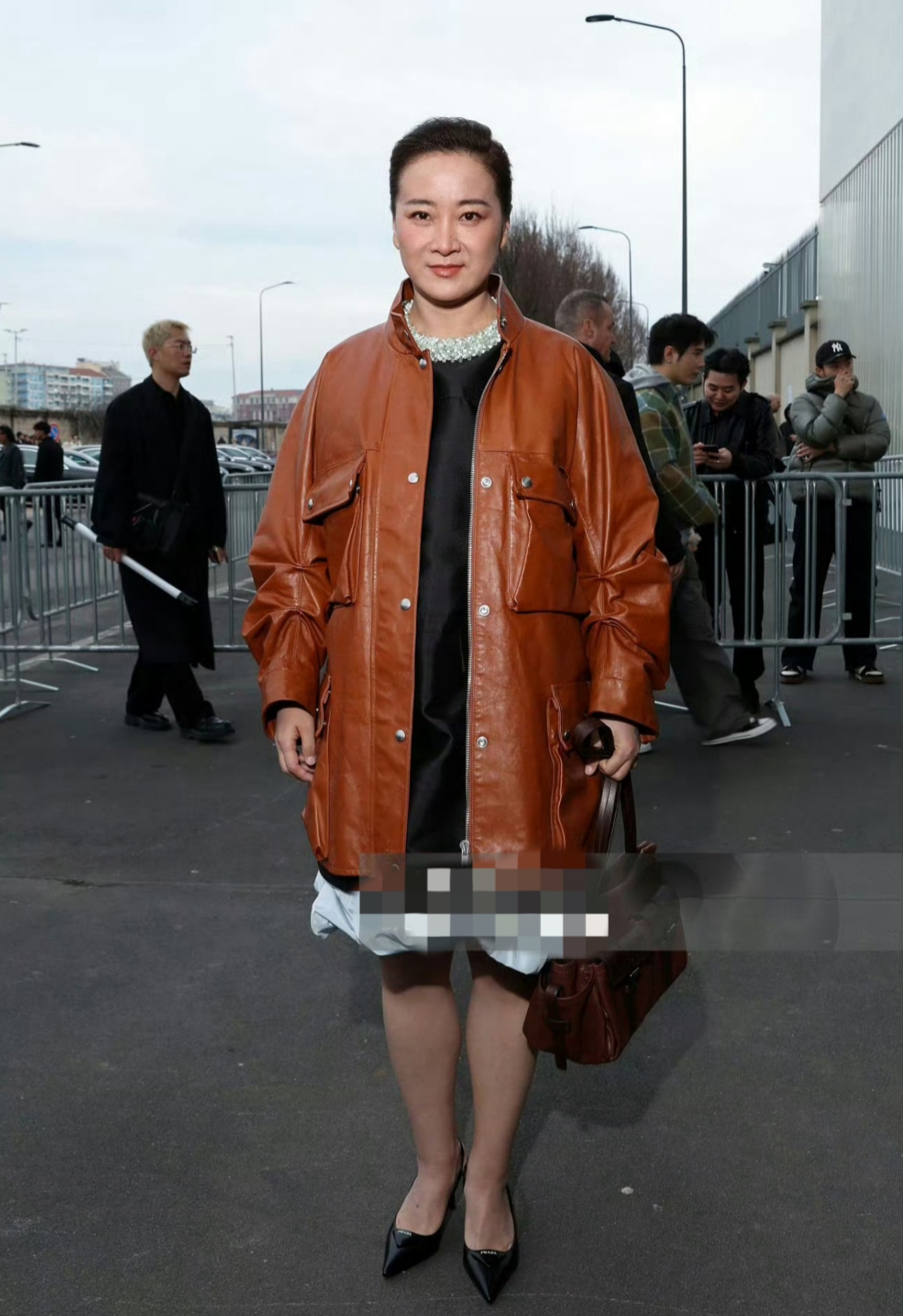 贾玲亮相米兰时装周,头发梳起,穿橘色皮大衣,造型失败显壮了