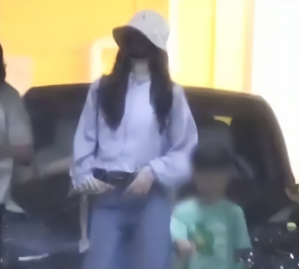 刘诗诗空降深圳商场！脸上褶多但天鹅颈优雅，高马尾上假发片尴尬