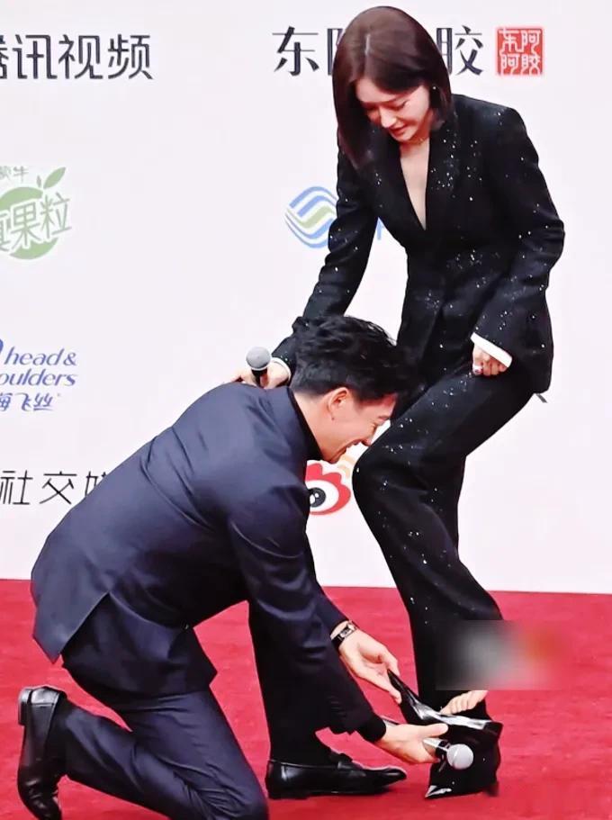 星光大赏红毯是胶粘的？周也头纱被勾住险摔倒，孟子义也被卡住