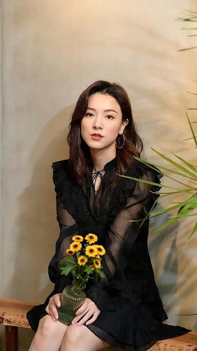 32岁王敏奕惊艳造型，肉感身材被夸人间水蜜桃